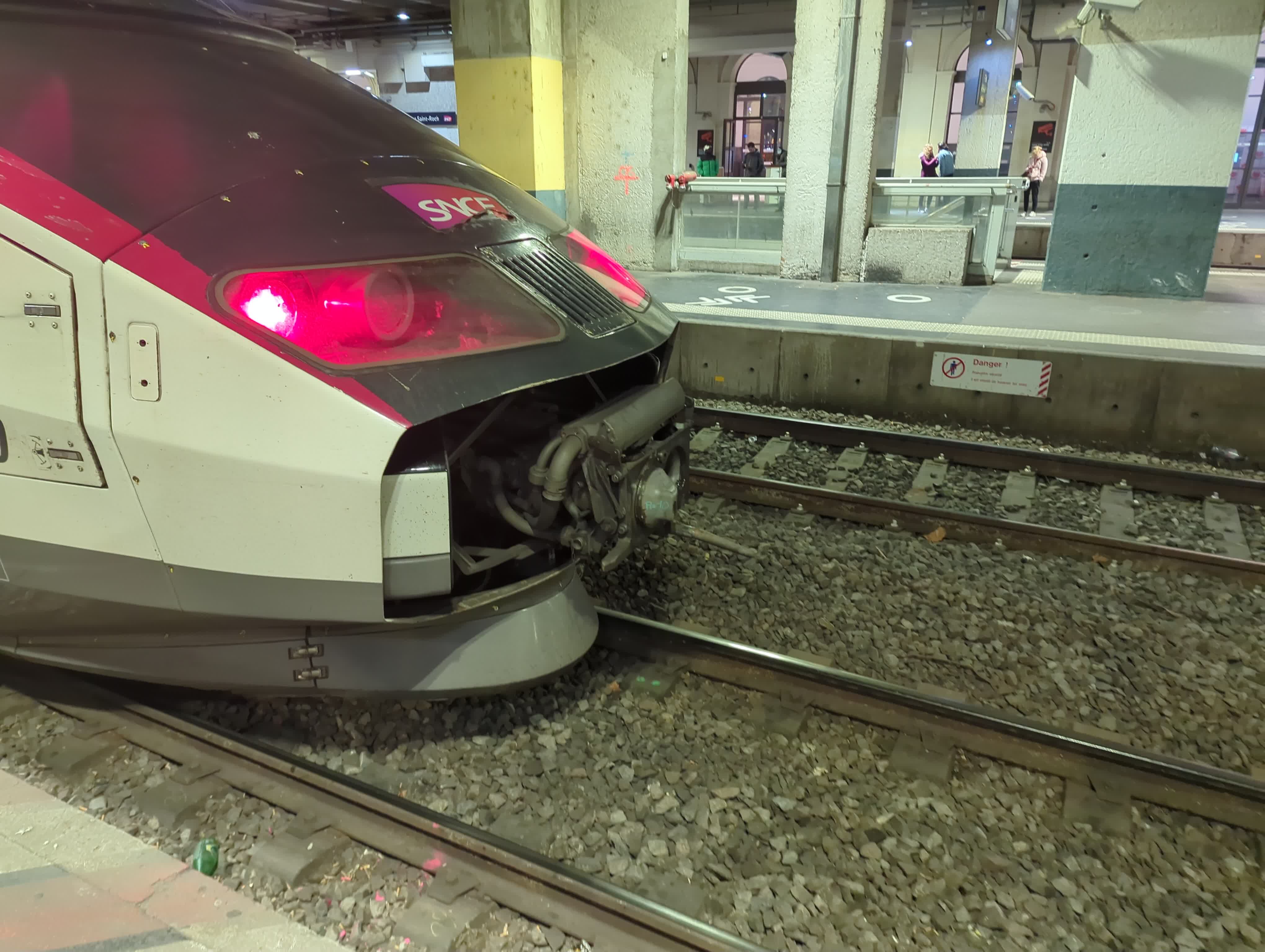 A TGV Atlantique's Scharfenberg coupler with the rest of the station in the background